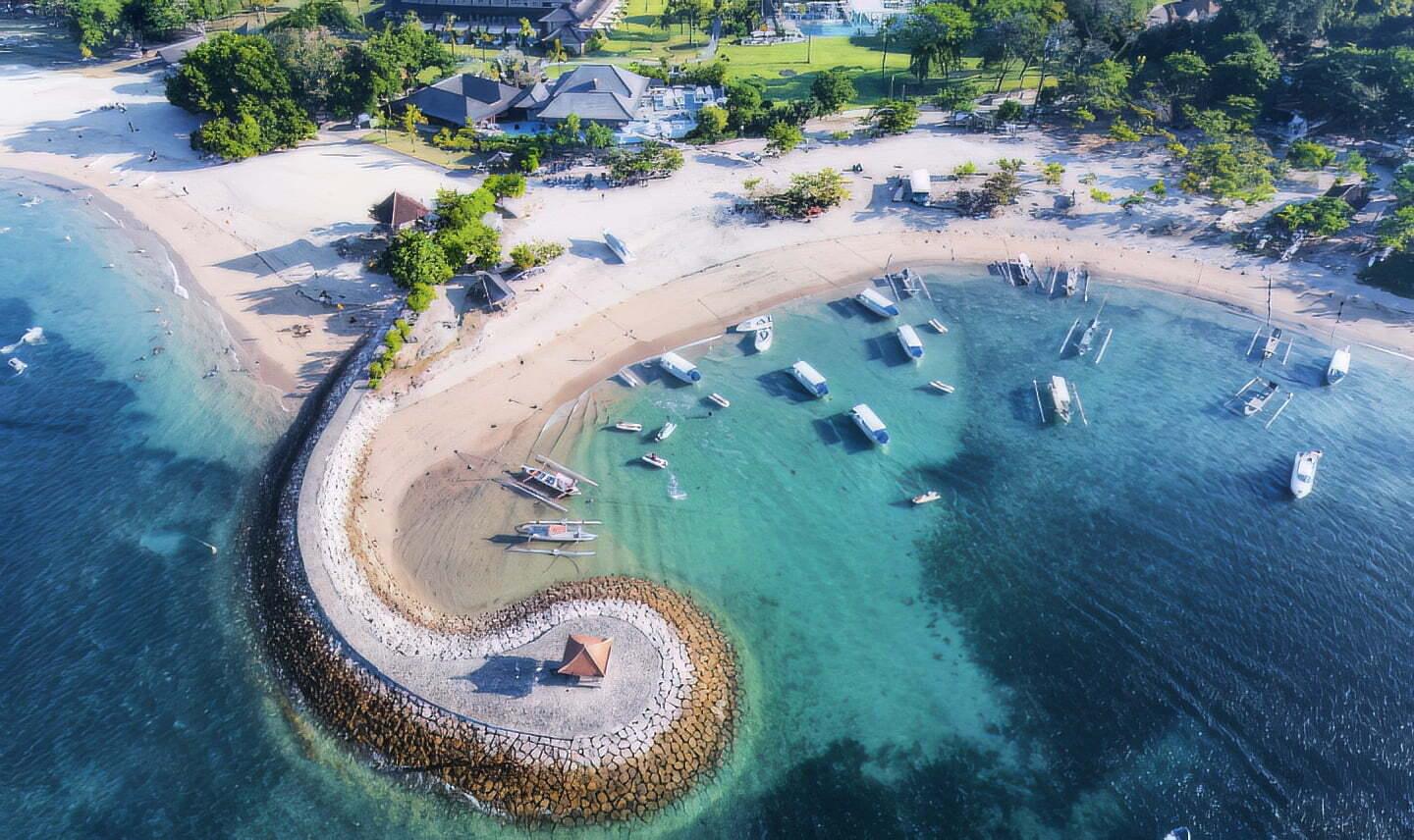 Magnum Resort Sanur — terrasse lounge face à l’océan